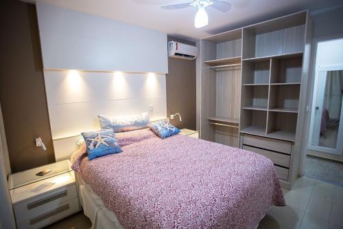 Кровать или кровати в номере Apartamento com Wi-Fi no centro de Guarapari ES