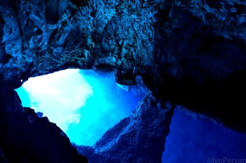 a small pool of blue water in a cave at Villa Kuljis in Komiža