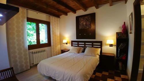 Tempat tidur dalam kamar di La Calma de Llanes