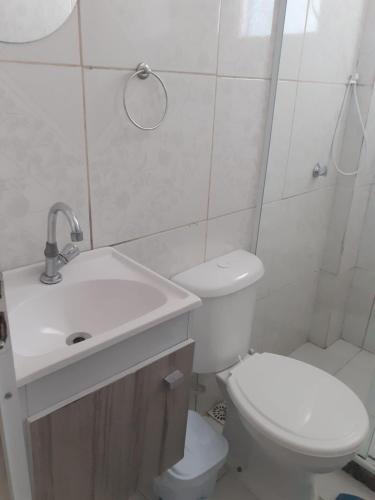 a bathroom with a toilet and a sink and a shower at Pousada Recanto das Oliveiras-Búzios in Búzios
