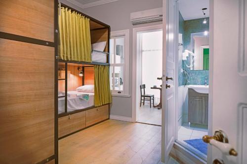 Mały pokój z sypialnią z łóżkiem piętrowym w obiekcie Moda Hostel w Stambule