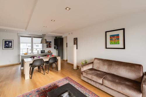 sala de estar con sofá y mesa en Le Kaliste - apartment for 4 people garage en Annecy