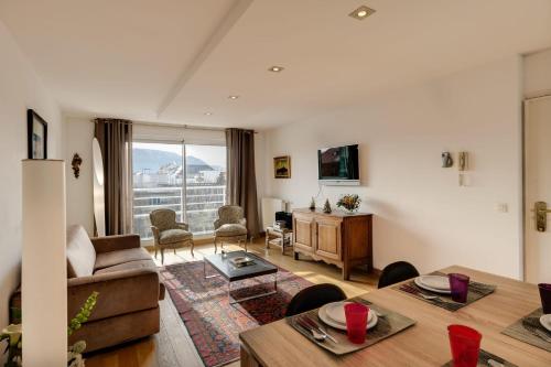 ein Wohnzimmer mit einem Sofa und einem Tisch in der Unterkunft Le Kaliste - apartment for 4 people garage in Annecy