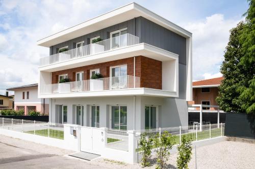 a modern house with a white and red at Arca Guest House in San Trovaso