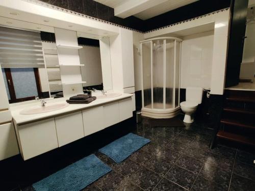 Ένα μπάνιο στο Modern duplex 100m2 perfect to visit Brussels