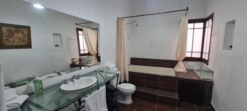 La salle de bains est pourvue d'un lavabo, d'une baignoire et de toilettes. dans l'établissement San Felipe el Real, à Chihuahua