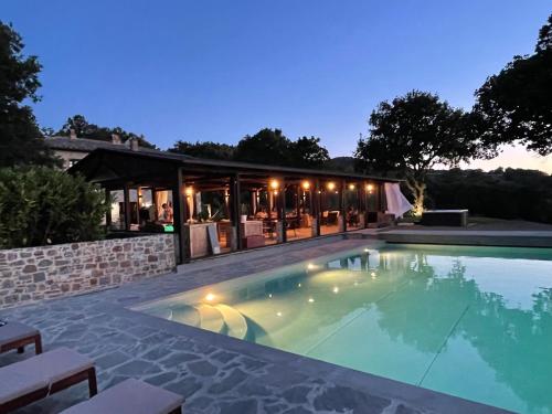 - une piscine en face d'une maison dans l'établissement BelSentiero, à Campiglia dʼOrcia