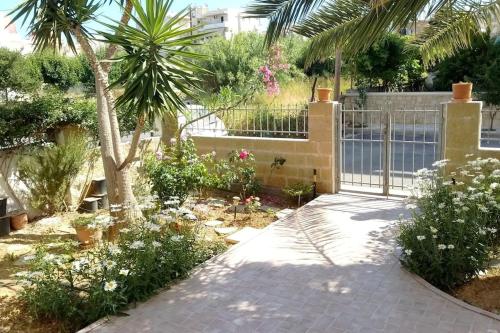 A garden outside Roof-Garden Apartment