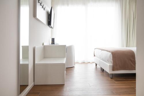 sypialnia z łóżkiem i telewizorem na stole w obiekcie Arca Guest House w mieście San Trovaso