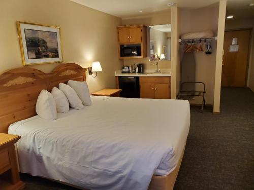 a hotel room with a bed and a kitchen at Homestead Suites - Fish Creek in Fish Creek