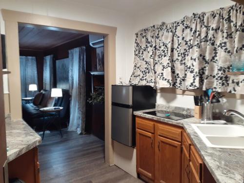 una cocina con fregadero y encimera en Edgewater Resort Cottage #1, en Hot Springs