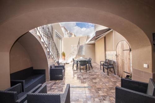 an archway in a restaurant with tables and chairs at Casa Bela in Estômbar