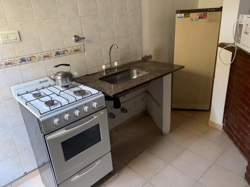 Kuchyň nebo kuchyňský kout v ubytování DUPLEX EN PLENO CENTRO DE MAR DE AJO