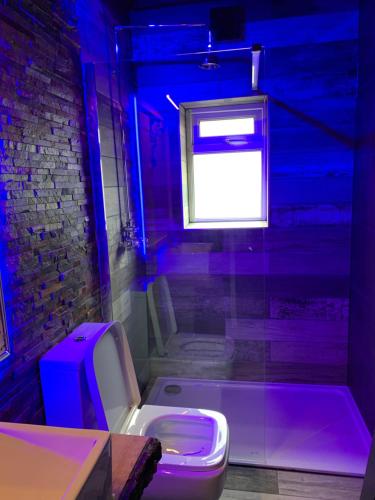 Ένα μπάνιο στο BREEZE SUITES - LUXURY GROUP ACCOM - SLEEPS 19