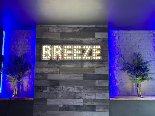Φωτογραφία από το άλμπουμ του BREEZE SUITES - LUXURY GROUP ACCOM - SLEEPS 19 στο Μπλάκπουλ