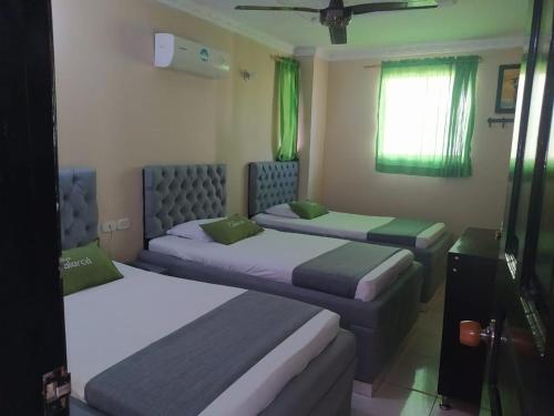 Postel nebo postele na pokoji v ubytování Hotel Calarca N2