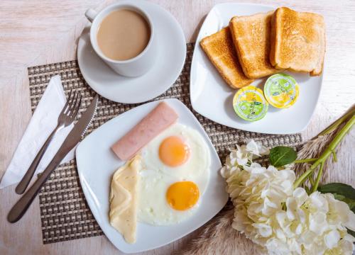 波哥大的住宿－Hotel City Bog Corferias，两盘鸡蛋和烤面包片,一杯咖啡