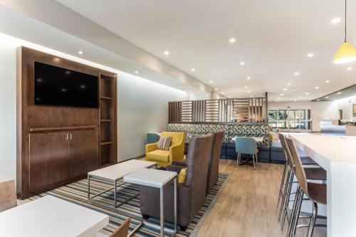 a lobby with a bar and a waiting room at MainStay Suites Murfreesboro in Murfreesboro