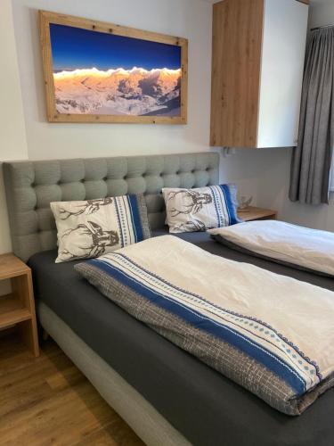 ein Schlafzimmer mit 2 Betten und einem Wandgemälde in der Unterkunft Appartement Katrin in Bramberg am Wildkogel