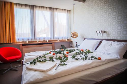 Una cama o camas en una habitación de Imola Udvarház Dessert Hotel