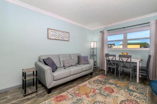 ein Wohnzimmer mit einem Sofa und einem Tisch in der Unterkunft Tropic Terrace #44 - Beachfront Rental condo in St Pete Beach