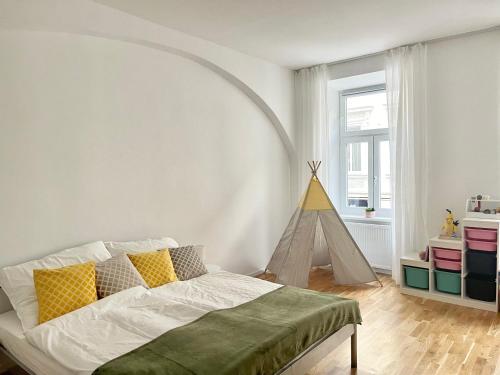 - une chambre avec un lit et une tente de jeux dans l'établissement BIG Apartment Vienna, à Vienne