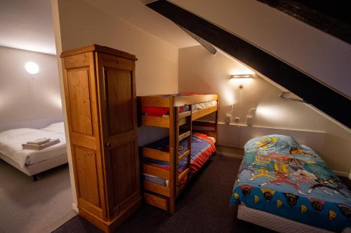 a small room with a bunk bed and a bunk bed at Auberge Le Vieux Moulin in Poupehan