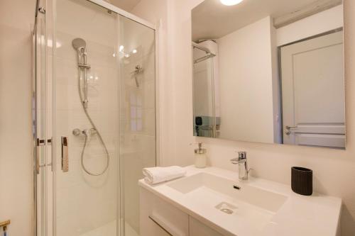 une salle de bain avec un lavabo et une douche dans l'établissement Le Cheverny Between the banks of the Loire and Old Tours, à Tours