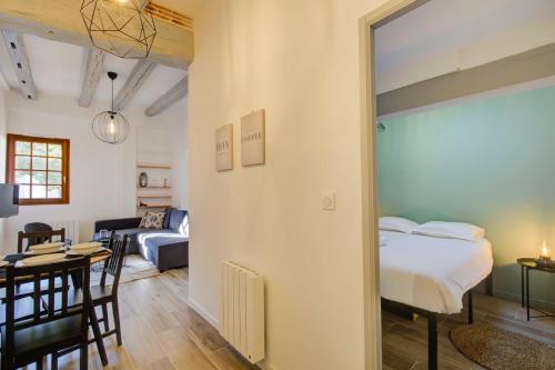 un salon avec un lit et une salle à manger dans l'établissement Le Cheverny Between the banks of the Loire and Old Tours, à Tours