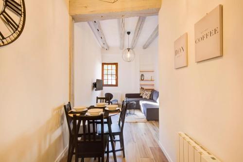 une salle à manger et un salon avec une table et des chaises dans l'établissement Le Cheverny Between the banks of the Loire and Old Tours, à Tours