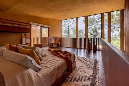 Imagen de la galería de Cabaña de lujo moderna con Alberca climatizada Mazamitla bosque 1, en Mazamitla