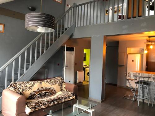 un salon avec un canapé et un escalier dans l'établissement DUPLEX F3 - CENTRE ROUEN - 5 Lits, à Rouen