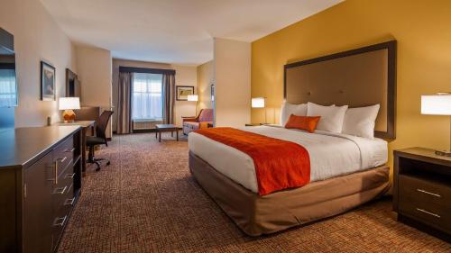 A bed or beds in a room at Best Western Plus Elizabethtown Inn & Suites