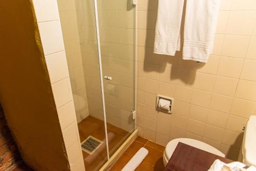 uma casa de banho com chuveiro e WC em Pousada das Araras em Petrópolis