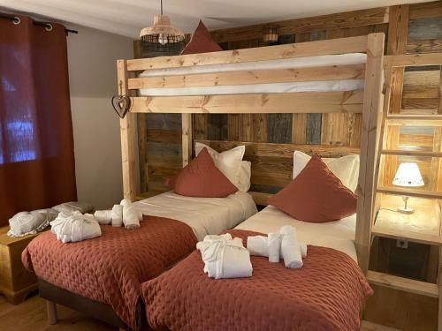 deux lits dans une chambre d'hôtel avec des serviettes dessus dans l'établissement Nouveau Gîte Bain Nordique, à Xonrupt-Longemer