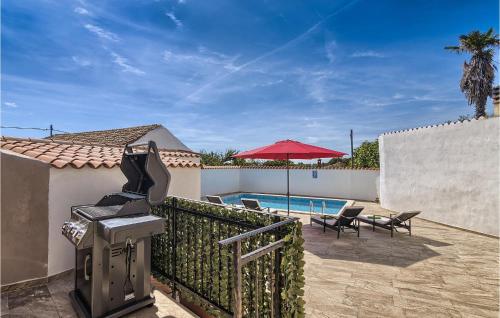 a backyard with a fence and a swimming pool at Beautiful Home In Liznjan in Ližnjan