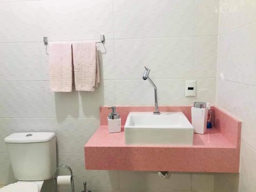 een badkamer met een wastafel en een toilet bij Casa Bombinhas in Bombinhas