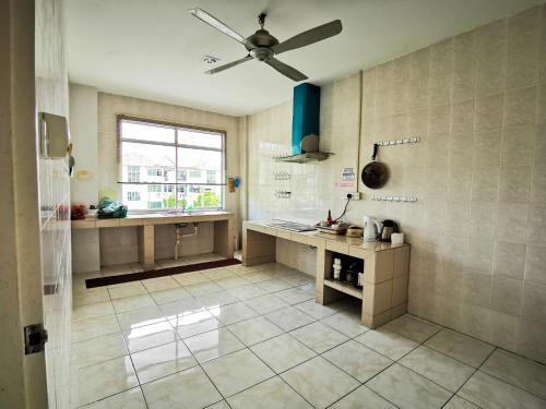 Кухня або міні-кухня у Eden Penthouse Airport Access By Natol Homestay- Kuching Home