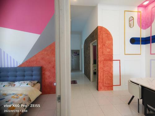 een slaapkamer met een bed en een kleurrijke muur bij CLASSIC ENGLISH @ CH in Tanah Rata