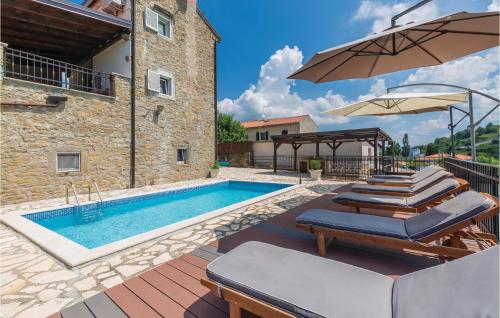 uma villa com uma piscina e mobiliário de pátio em Gorgeous Home In Momjan With Heated Swimming Pool em Momjan