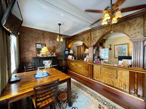 ein Esszimmer mit einem Tisch und einer Bar in der Unterkunft Hotel Villa Convento in New Orleans