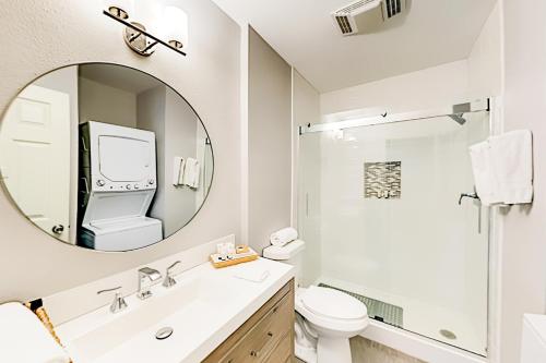 een badkamer met een wastafel, een toilet en een spiegel bij Beautiful South in Austin