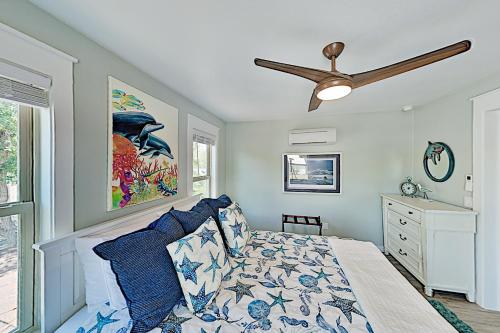 a bedroom with a bed and a ceiling fan at Dolphins Heart & Palms Starfish in Rockport