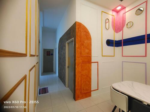 een kamer met een hal met een deur en een tafel bij CLASSIC ENGLISH @ CH in Tanah Rata