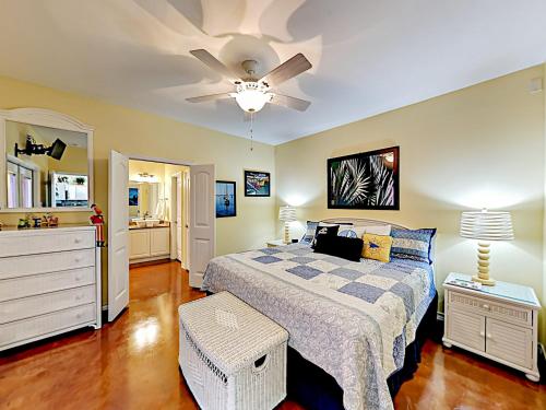 1 dormitorio con 1 cama y ventilador de techo en Sail Away at Pirate's Bay Unit 113 en Port Aransas