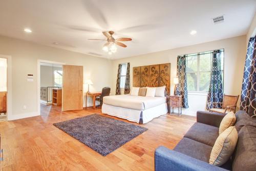 een woonkamer met een bed en een bank bij Rosedale Hideaway in Austin