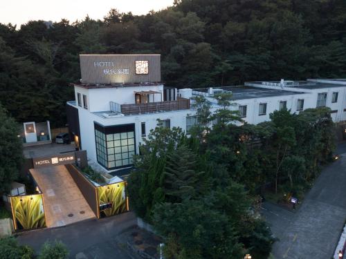 an aerial view of a hotel with a building at Hotel Gendairakuen Isehara in Isehara