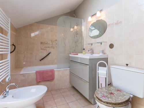 y baño con lavabo, aseo y bañera. en Gîte Varades, 3 pièces, 5 personnes - FR-1-306-1177, en Saint-Florent-le-Vieil