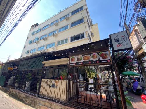 um restaurante numa rua com um edifício em KC guest house em Bangkok