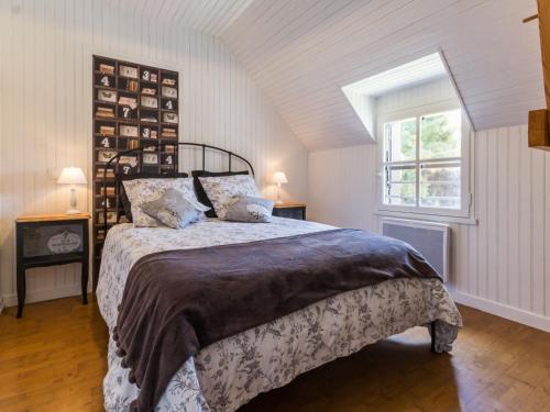 ein Schlafzimmer mit einem großen Bett und einem Fenster in der Unterkunft Gîte Saint-Lyphard, 3 pièces, 4 personnes - FR-1-306-1163 in Saint-Lyphard